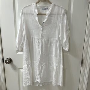 Crown & Ivy White Buttoned 3/4 Sleeve Tunic